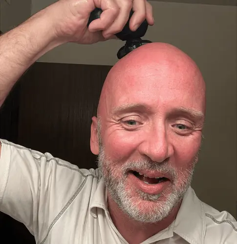 guy using Top Head Shaver